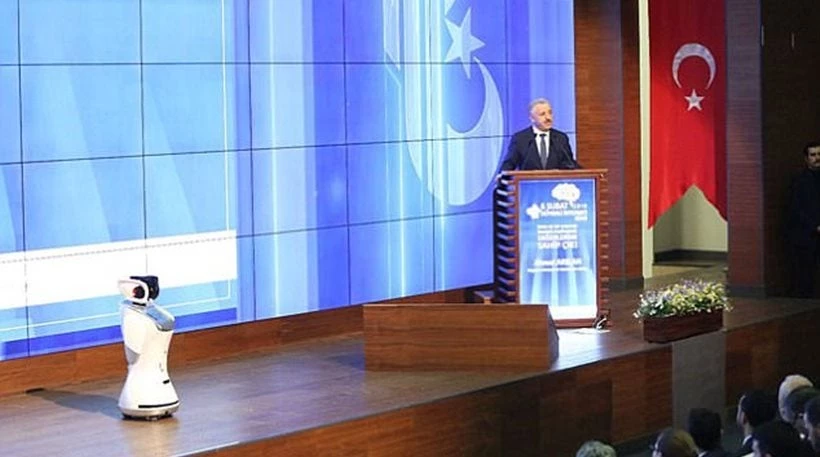 Οι Τούρκοι χρησιμοποίησαν ρομπότ σε εκδήλωση και αυτό άρχισε να τους βρίζει! (βίντεο)